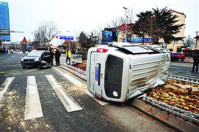驪威拐彎急一頭頂翻微面 男女二人車(chē)窗爬出