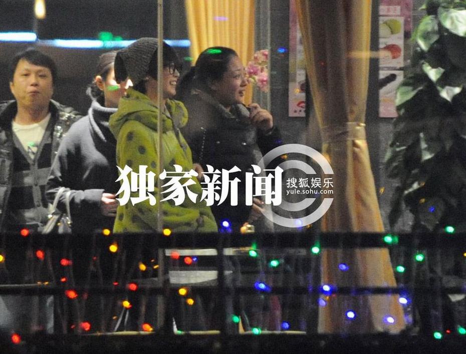 追星：徐克攜小女友深夜覓食無交流 吳京謝楠深夜會有秀恩愛