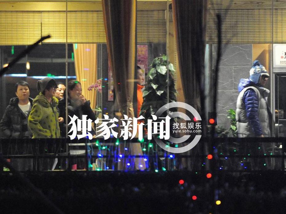 追星：徐克攜小女友深夜覓食無(wú)交流 吳京謝楠深夜會(huì)有秀恩愛(ài)
