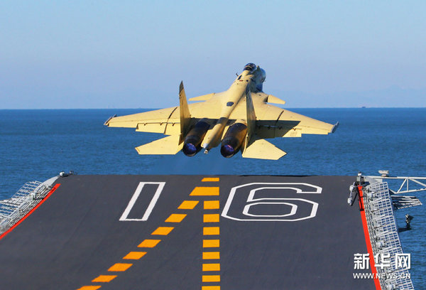 資料圖：中國(guó)艦載機(jī)完成起降試驗(yàn)后將進(jìn)行掛彈飛行，此為殲-15從遼寧艦起飛升空。