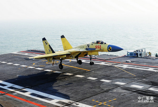 資料圖：殲-15降落遼寧艦瞬間。