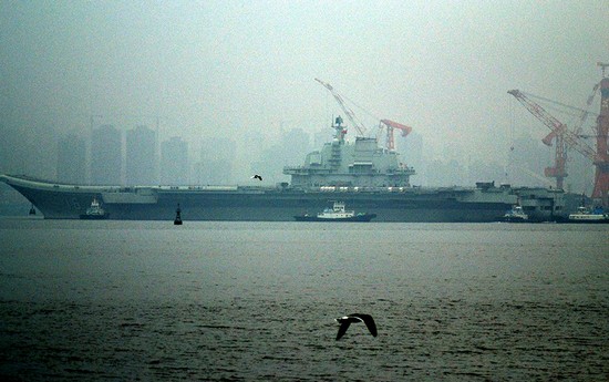 資料圖：網(wǎng)友拍攝遼寧號(hào)航母2013年首次駛離大連港出海。
