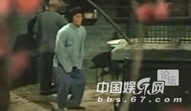 口味有點(diǎn)重！成龍大哥早年三級(jí)片曝光 與艷星翻云覆雨