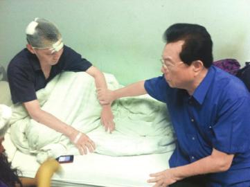 2011年李天一傷人后，父親李雙江看望受害者