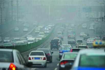 蛇年首場大霧能見度不足50米  13個(gè)監(jiān)測站重度污染