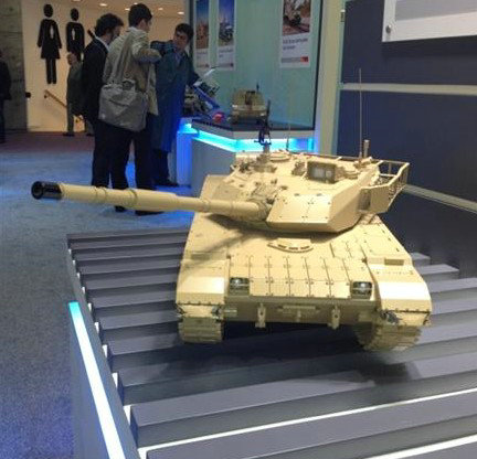 資料圖：展會上的MBT-3000主戰(zhàn)坦克模型。