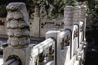 2月27日，記者在頤和園南湖島涵虛堂發(fā)現(xiàn)，欄桿上的一個(gè)云龍紋石雕望柱頭失蹤。 記者 郭鐵流（圖片來(lái)源：新京報(bào)）