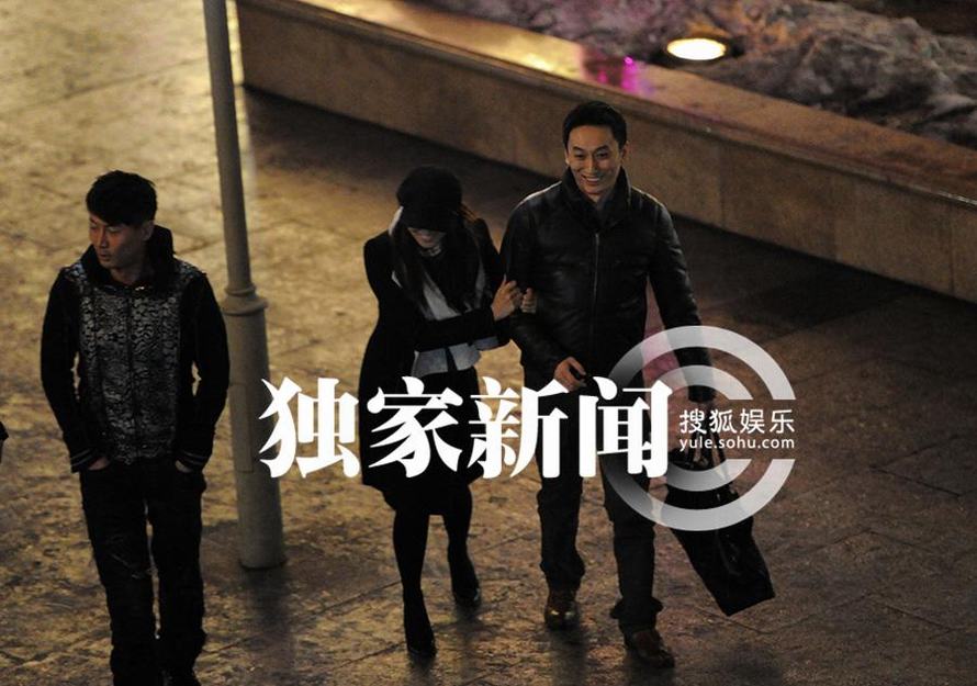 伊能靜深夜出街挽神秘男 疑戀上新任經(jīng)紀(jì)人