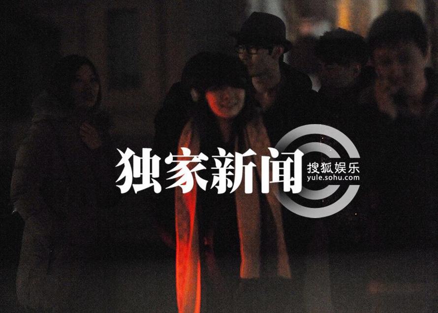 伊能靜深夜出街挽神秘男 疑戀上新任經(jīng)紀人