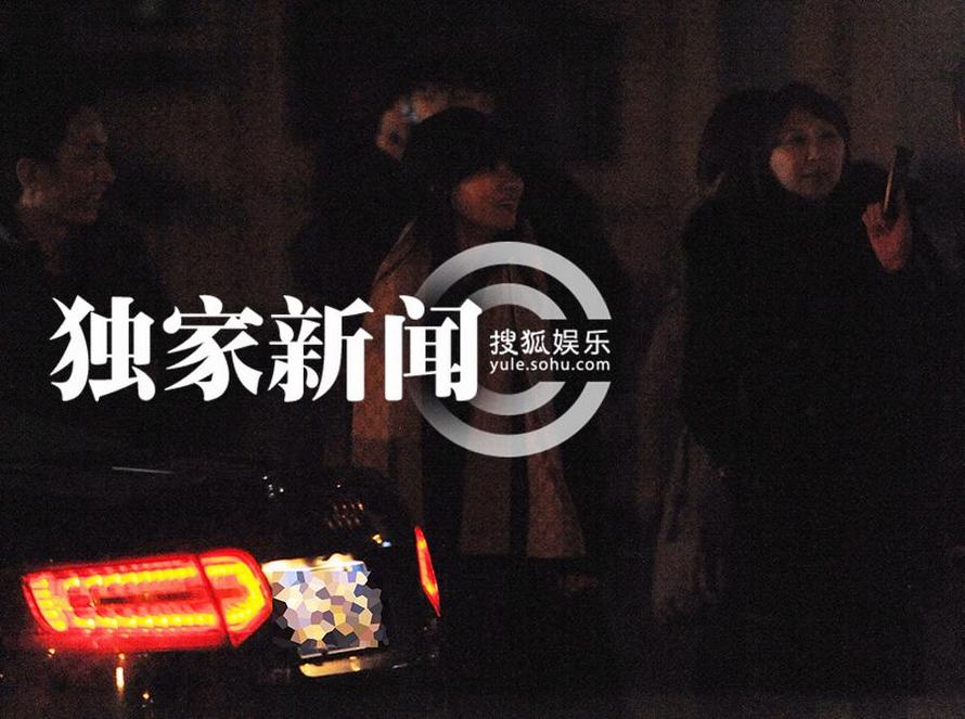 伊能靜深夜出街挽神秘男 疑戀上新任經紀人