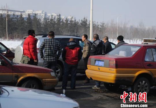 一發(fā)現(xiàn)有類似車輛，就會有人圍上去查問。 張瑤 攝