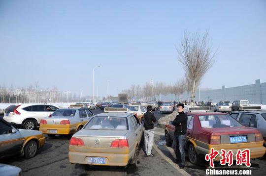 一發(fā)現(xiàn)有類似車輛，就會有人圍上去查問。 張瑤 攝