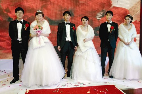 湖北三胞胎兄弟同日娶妻新娘稱不會(huì)認(rèn)錯(cuò)人（圖）