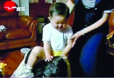 李雙江給兒子當(dāng)大馬照曝光。