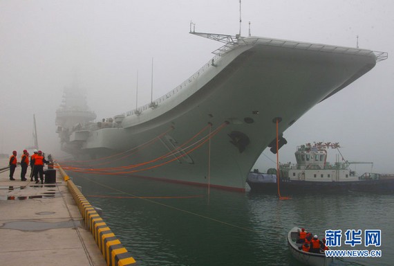 資料圖：中國首艘航空母艦遼寧艦首次靠泊青島某軍港。