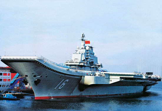 資料圖：2013遼寧艦駛向母港\青島膠東航母基地的保密性工作做得很好。至今對于航母基地沒有任何報(bào)道。