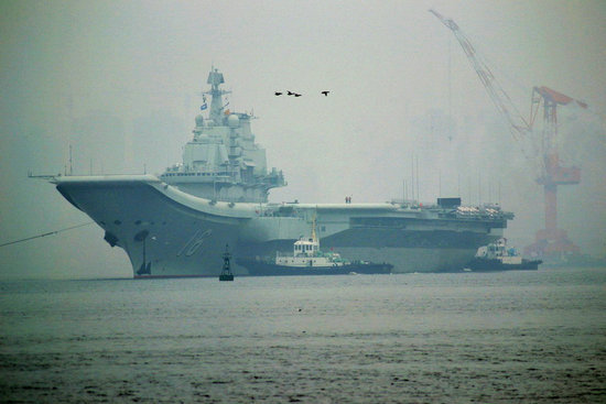 資料圖：中國首艘航母“遼寧艦”徐徐離開大連港口。