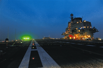 資料圖：夜晚的遼寧艦。