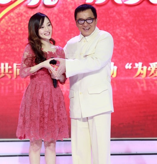 李小璐透視裝代言獲成龍贈(zèng)萬(wàn)元紅包 女兒近照曝光