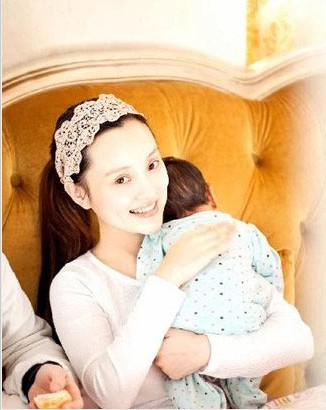 李小璐透視裝代言獲成龍贈(zèng)萬元紅包 女兒近照曝光