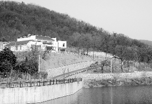 兩層小樓依山傍水，環(huán)境不錯(cuò)