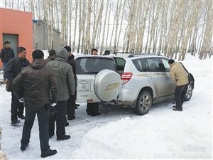 昨天上午，警方對(duì)被盜車(chē)輛進(jìn)行勘察
