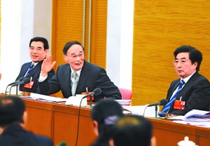 3月6日，中共中央政治局常委、中央紀(jì)委書記王岐山來到他所在的北京代表團(tuán)，與代表一起審議政府工作報告。