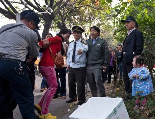 城管與女小販發(fā)生沖突后，女小販被警方強(qiáng)行帶走，她的孩子在一旁放聲大哭。南都記者 黎湛均 攝