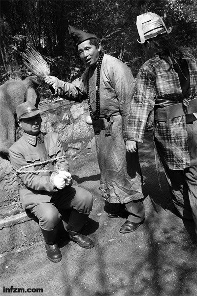 “鬼子專業(yè)戶”的群眾演員劉振于穿著日本軍服，和幾個朋友拍攝關(guān)于抗日、反對日本占領(lǐng)釣魚島的短片。 （南方周末記者 麥圈/圖）