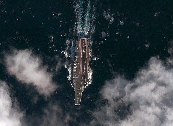 原文配圖：美國Digital Globe衛(wèi)星公司公布的拍攝于3月1日的遼寧艦航母衛(wèi)星照。