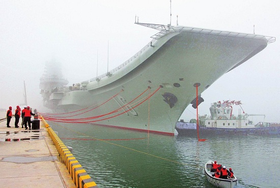 資料圖：遼寧艦航母靠泊在航母軍港內(nèi)的場景。
