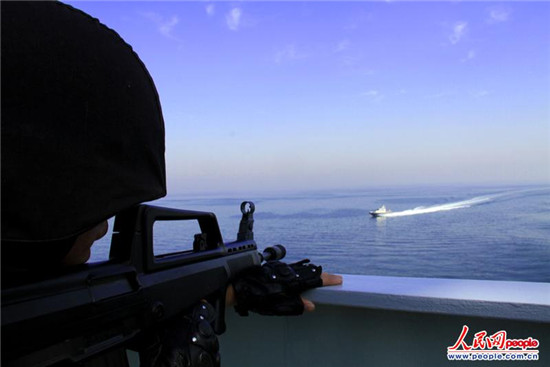 原文配圖：演練中，海盜小艇快速向我艦艇沖鋒，實(shí)施攻擊，特戰(zhàn)隊(duì)員快速鎖定目標(biāo)。