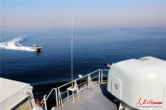 原文配圖：演練中，海盜小艇向我海軍微山湖艦沖鋒，實(shí)施攻擊，我艦艇火炮迅速鎖定目標(biāo)。