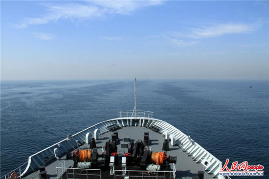 原文配圖：航行中的微山湖艦，正在進(jìn)行反海盜演練。