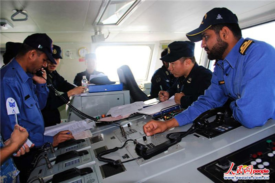 原文配圖：巴基斯坦海軍觀察員與我海軍官兵密切協(xié)作。