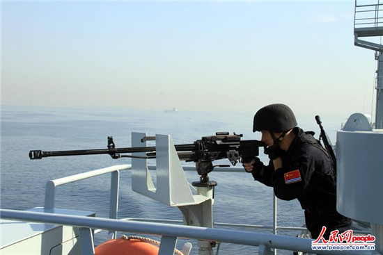 原文配圖：演練中，微山湖艦特戰(zhàn)隊(duì)員時(shí)刻保持警惕，準(zhǔn)備實(shí)施防衛(wèi)。