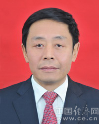 龍華，男，漢族，重慶巴南人，1958年2月生，研究生，歷史學(xué)碩士，講師、政工師，1976年8月參加工作，1988年6月加入中國共產(chǎn)黨。