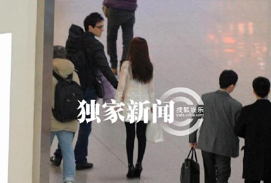 郭美美與外國(guó)男友牽手現(xiàn)身機(jī)場(chǎng) 穿著奢華疑遭胸襲