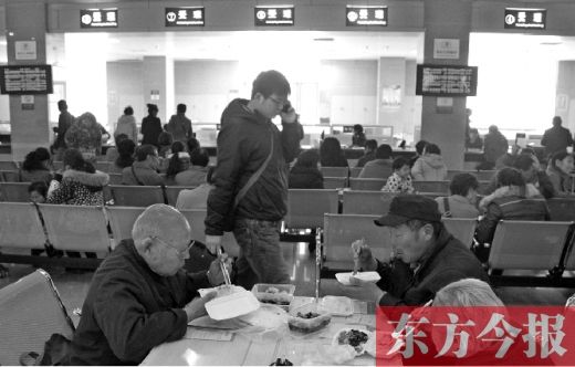 　3月5日，鄭州市房屋交易和登記中心，房產(chǎn)交易過戶人數(shù)激增，為節(jié)省時間，有人的午餐便在大廳里解決。