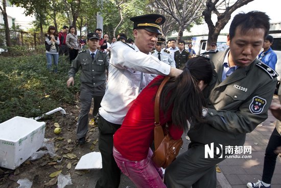 廣州通報(bào)城管與小販沖突事件 稱小販辱罵民警 廣州通報(bào)城管與小販沖突事件 稱小販辱罵民警