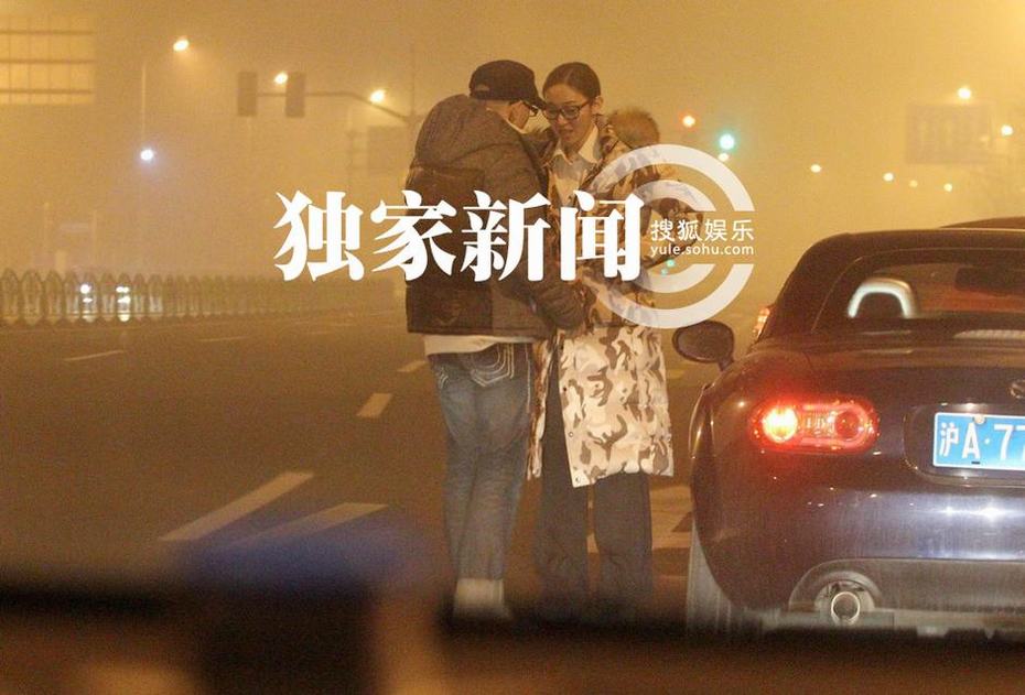 追星：平安開跑車與女友公路激吻 周杰攜85后模特女友回京