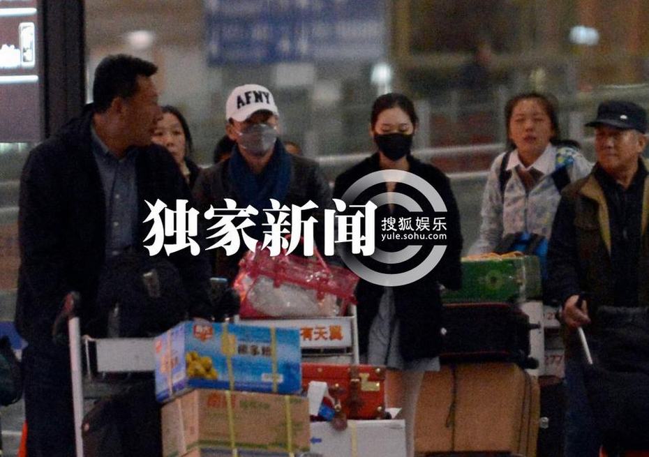 追星：平安開(kāi)跑車(chē)與女友公路激吻 周杰攜85后模特女友回京