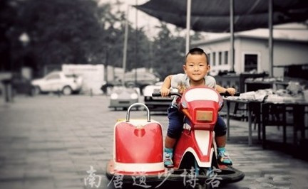 周曉鷗40歲得子4歲兒子近照曝光 調(diào)皮呲牙愛(ài)賣(mài)萌