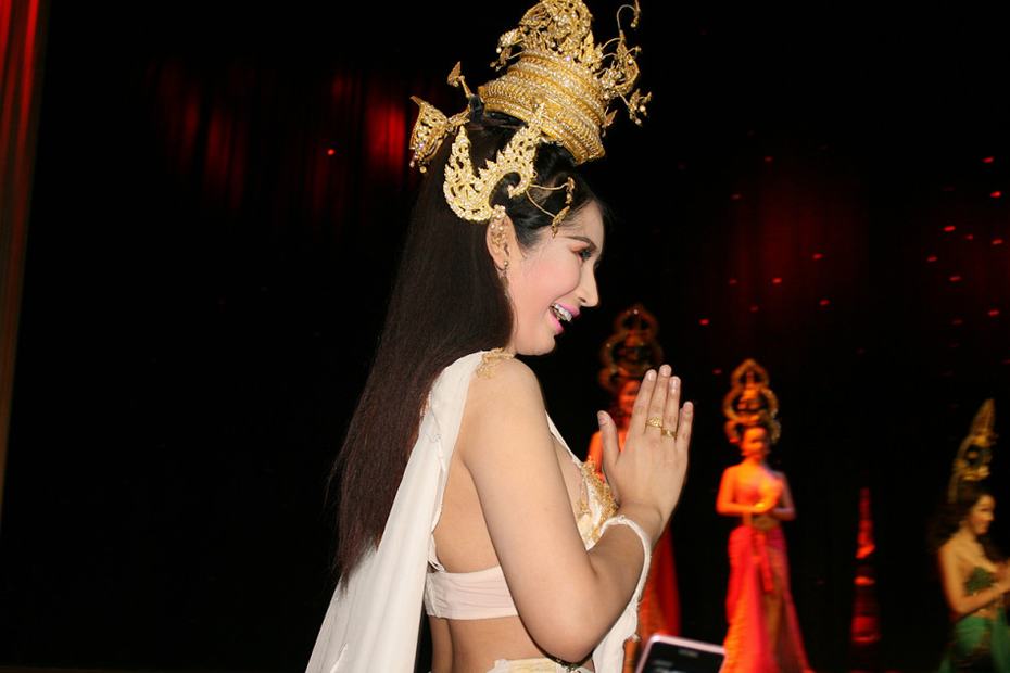 泰國(guó)曼谷人妖表演秀驚艷四座 豪乳美腿秒殺國(guó)內(nèi)超模