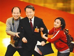 交通運(yùn)輸部部長楊傳堂被攔下接受采訪