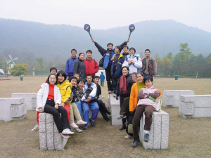 高一時(shí)，全班去太子灣公園玩。右二穿著黃色衣服的是張京。左上中間穿著黑衣服的女孩是也進(jìn)了外交部的趙婷，圍紅色格子圍巾的是胡躍波老師。圖片由胡躍波老師提供