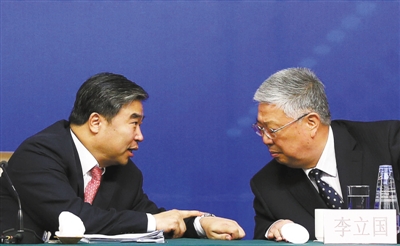 昨日，民政部副部長(zhǎng)竇玉沛提醒部長(zhǎng)李立國(guó)，記者會(huì)結(jié)束時(shí)間快到了。新京報(bào)記者 韓萌 攝