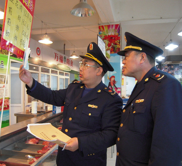 執(zhí)法人員對轄區(qū)內(nèi)“萬福專賣”店面和攤點進行專項檢查