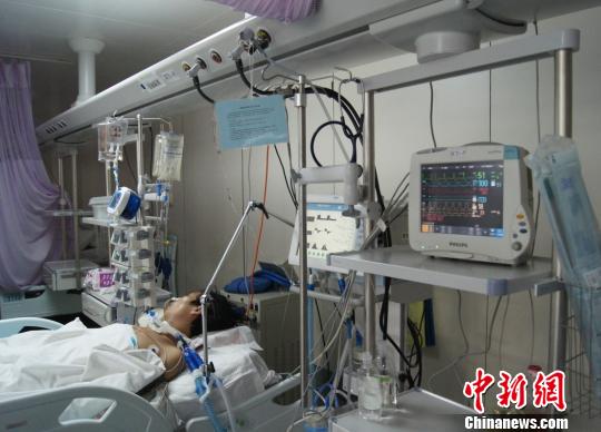 洞房花燭夜被中國(guó)古人稱為人生四喜之一，但對(duì)于來(lái)自山西省偏遠(yuǎn)山村的李瑞江來(lái)說(shuō)，新婚之夜足以成為其人生之大悲。李瑞江疑因被“鬧洞房”時(shí)導(dǎo)致的支氣管斷裂及并發(fā)癥，或?qū)⒆兂芍参锶?。張怡攝