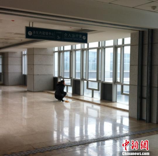 洞房花燭夜被中國(guó)古人稱為人生四喜之一，但對(duì)于來(lái)自山西省偏遠(yuǎn)山村的李瑞江來(lái)說(shuō)，新婚之夜足以成為其人生之大悲。李瑞江疑因被“鬧洞房”時(shí)導(dǎo)致的支氣管斷裂及并發(fā)癥，或?qū)⒆兂芍参锶?。張怡攝